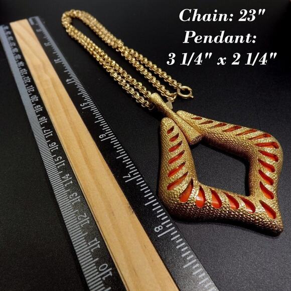 Sarah Coventry Gold Tone Pendant Necklace, Removable Orange Lucite Insert, 1970s - Picture 7 of 7